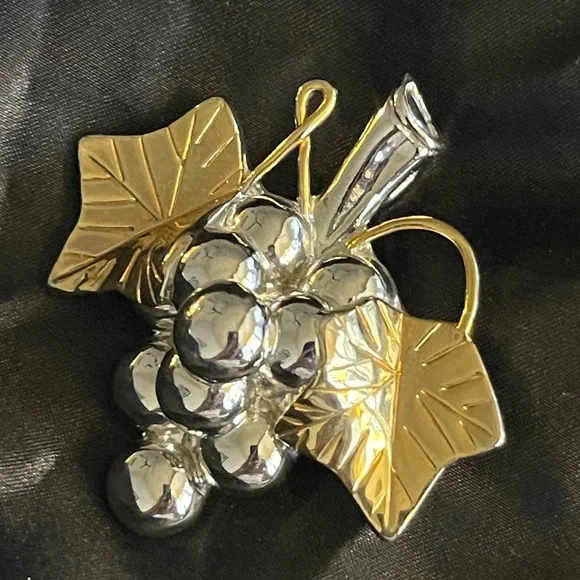 MJ (Marie Jennifer) Vintage Signed Large Grapes & Leaves Brooch/Pendant. P - Picture 1 of 3